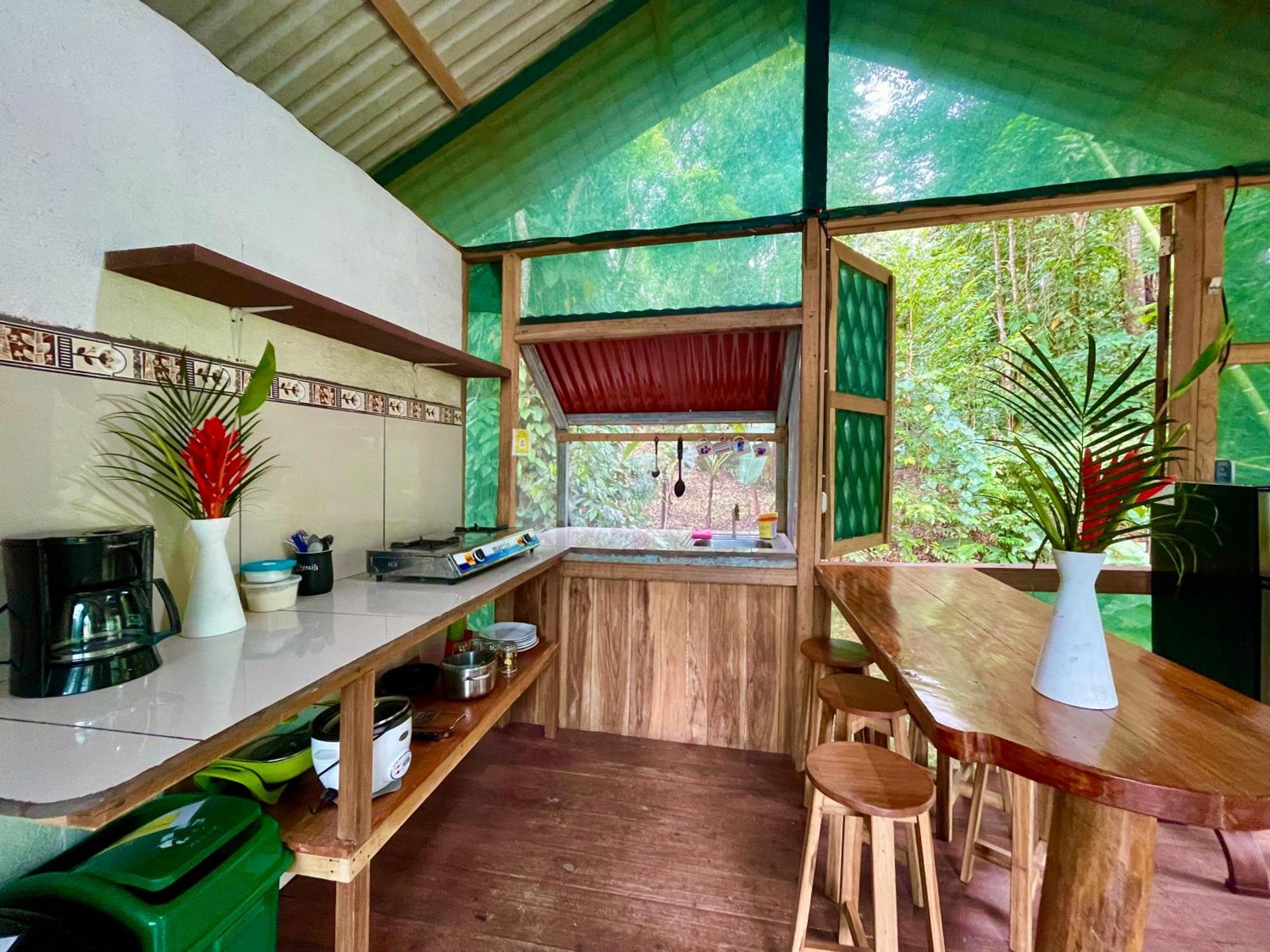 Alouatta Lodge And Canopy Cahuita Eksteriør bilde